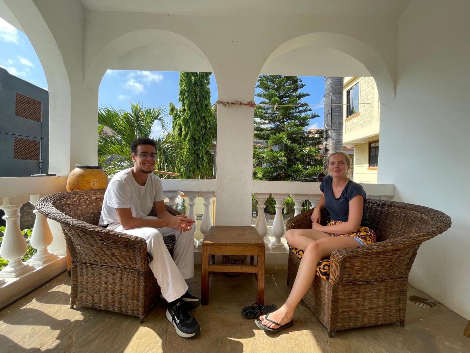 Akogo House - Bnb , Hostel, Backpackers & Volunteer Center Mombasa Exterior foto