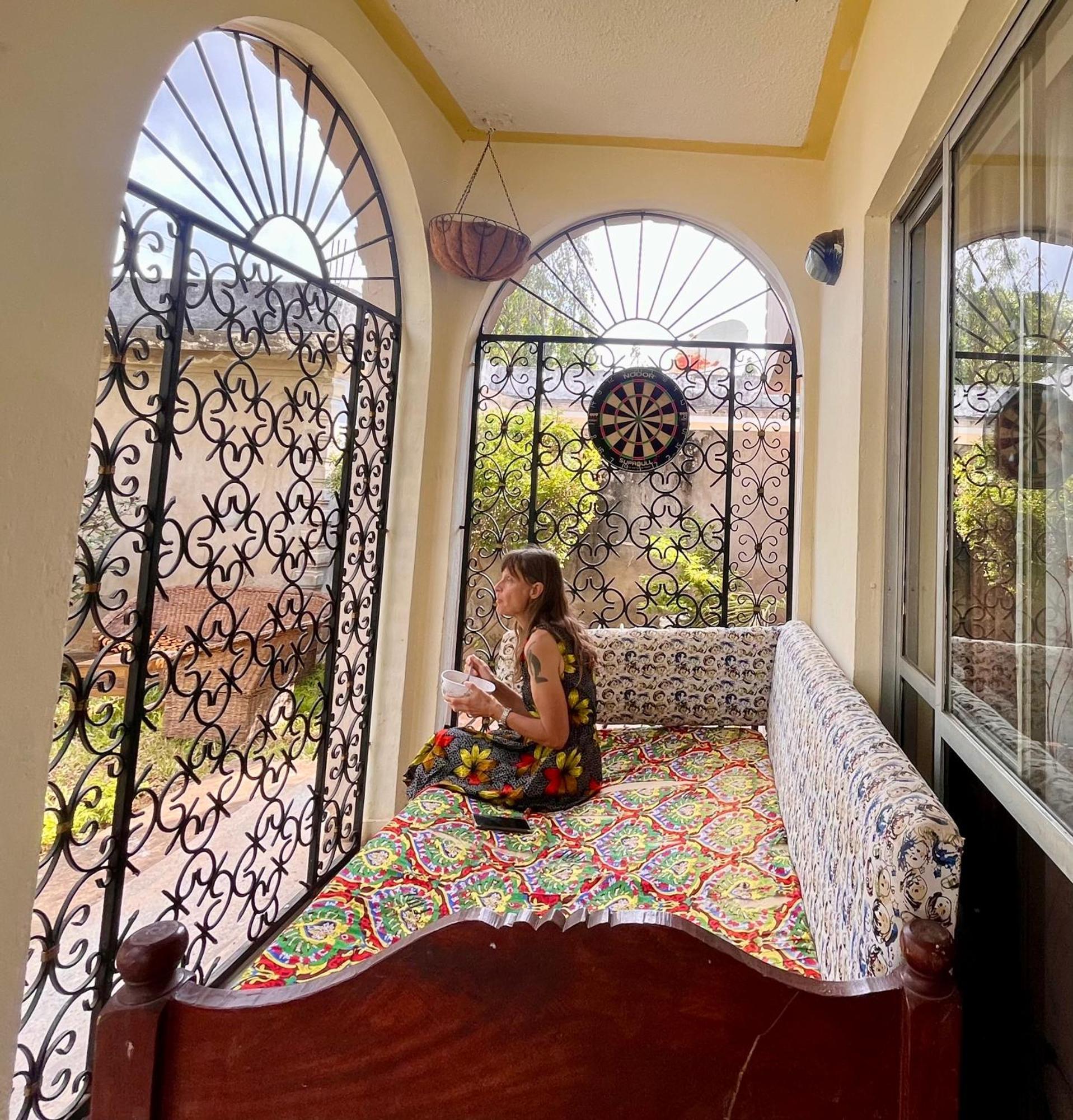 Akogo House - Bnb , Hostel, Backpackers & Volunteer Center Mombasa Exterior foto