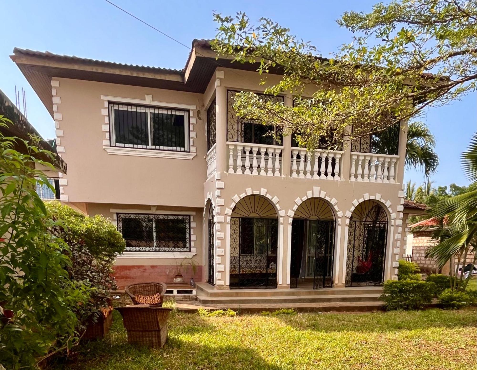 Akogo House - Bnb , Hostel, Backpackers & Volunteer Center Mombasa Exterior foto