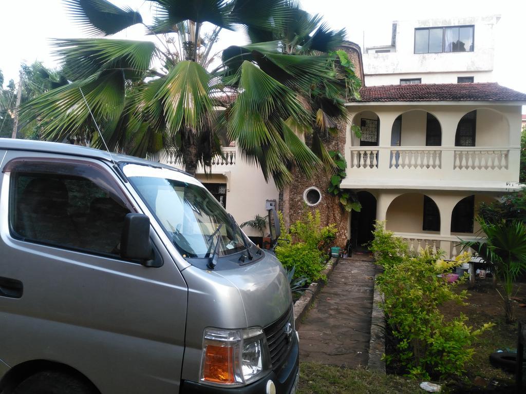Akogo House - Bnb , Hostel, Backpackers & Volunteer Center Mombasa Exterior foto